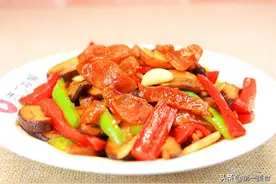 香菇炒腊肠不要直接下锅炒，多加这两步，香而不腻，嫩滑可口图片