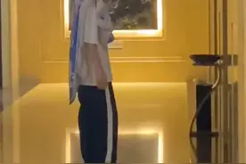 TF家族练习生外出被私生饭扯掉外套，脱身后一脸落寞地站在电梯旁图片