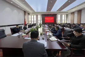 黄卫东主持召开安巢经开区党工委理论学习中心组学习会议时强调：改革创新 真抓实干推动省党代会精神落地见效图片