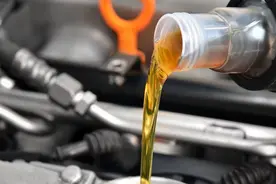 全合成机油真能用1万公里？修车工：这都不懂，多心疼下发动机吧图片