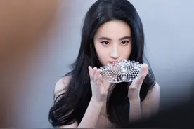 刘亦菲只要不笑，哪怕哭都是个360度无死角的大美女图片