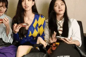韩女团直播中国成员因帮姐妹盖腿被工作人员扇耳光：遮起来傻子？图片
