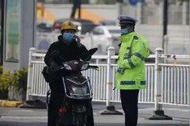 电动车上牌照、戴头盔、限速都来了，车主灵魂一问：有这必要吗？图片