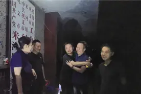 这一抱，让人泪流满面图片