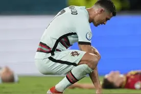 0-1！世界第五轰然倒下，C罗懊恼摔袖标，葡萄牙浪射23脚黯然出局图片