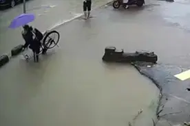 鞋子跑丢都不顾！信阳一女子骑车掉入水坑 好心人及时相救图片