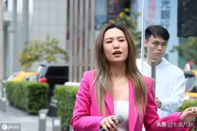 夺人眼！孙盛希玫红套装个性拉风，大展歌喉变“舞台”巨人图片