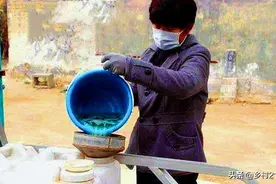 人尿用处大，农村老人收集来种菜，注意以下四点，菜长得又高又绿图片