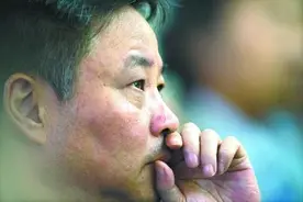 因天气太热，躺在太平间里睡觉解暑，"残酷天才"余华的童年太可怕图片