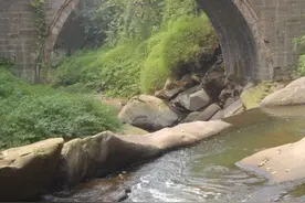 高县一石桥拱内顶挂有斩龙剑，剑锋直指下游，莫非真有蛟龙出没？图片