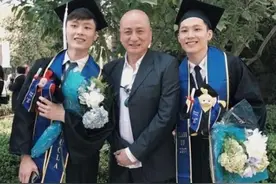 汤镇业：女友为他自杀，转身娶娇妻离婚，50岁再婚儿女孝顺惹人羡图片