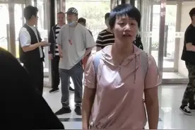 于谦小10岁娇妻近照似少女，被指撞脸马伊琍，和身旁人热聊没架子图片