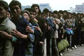 90年代南下打工热潮老照片，发廊姑娘十分漂亮，能发财的人很少图片