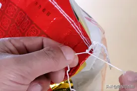 今天才知道，拆米袋这么简单，教你“一句口诀”，3秒就能拆开了图片