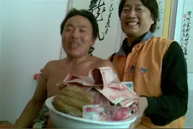 男子扬言梦中学会“遁术”，曾当众表演碗中捞钱，原理至今未破解图片