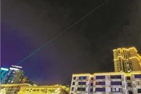 什么情况？“绿色激光”横贯达城上空图片