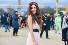 像温碧霞这样天生媚骨的女人不多了！粉色吊带裙+黑色腰带，气质图片