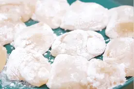 秋天葡萄要多吃，不做葡萄酒，简单做成糕点，软糯香甜，孩子爱吃图片