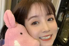 莉哥晒与“男朋友”合影，看清对方长相后，男粉：这是什么审美？图片