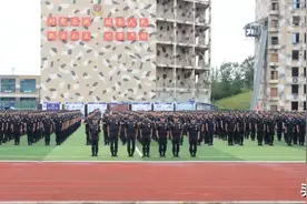 百炼淬成钢  忠诚显担当图片