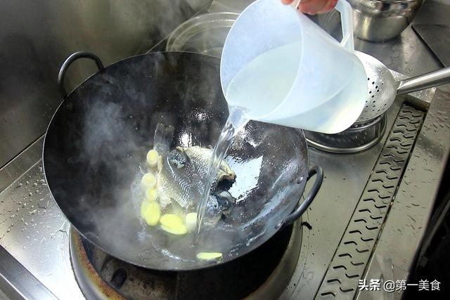 花胶鲫鱼汤 2025年花胶鲫鱼汤的做法