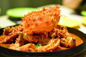 泰国人来中国吃小龙虾，吃了2大盆扔下50元就走，老板：站住图片