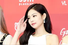 韩国女星金智妮一席白裙出席活动，如小天使般的圣洁美丽图片