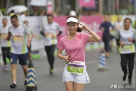 2021重庆长嘉汇半程马拉松赛激情开跑，赛道上美女云集图片