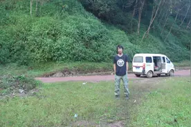 小伙徒步中国来到边境小县，这里三国交界，小伙走进深山挑战自我图片