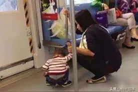 孩子地铁上拉臭臭，遭车厢人指责，下一秒，奶奶的做法让众人震惊图片
