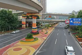 两江新区立交桥下“灰空间”变身城市新景观图片