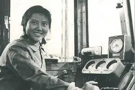 百年瞬间丨新中国第一位女火车司机图片