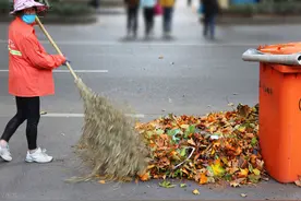 环卫工人每天那么辛苦，可为什么不能为他们涨工资呢？了解经济学图片