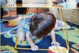 为什么好多小孩有路不走，偏偏喜欢钻桌底、钻洞、跳台阶？图片
