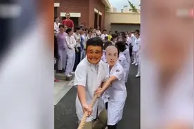 拔河比赛中学生戴搞笑表情包面具逗翻围观群众 网友：别回头视频封面