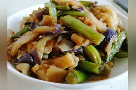 家常版“茄子焖饼”，烹饪顺序是关键，掌握这几步，焖出的饼喷香图片