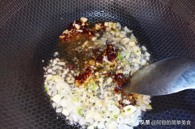 又香又滑又嫩的青蒜苗炒豆腐，做法特别简单，却很适合做下饭菜