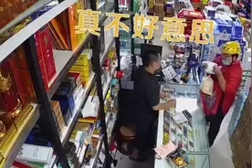 外卖员暴雨天送餐迟到2小时，被顾客原谅后失声痛哭，网友：感同身受图片