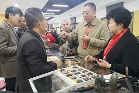 天上的“星星”集中亮相 市民一睹“天外来客”风采——西安第四届陨石展在大唐西市开展图片