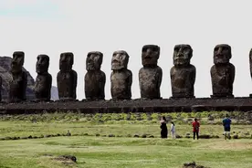 困惑人类数百年，这个岛上的巨型石像仍是未解之谜图片