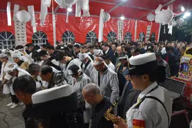 举街飞泪送别老支书图片