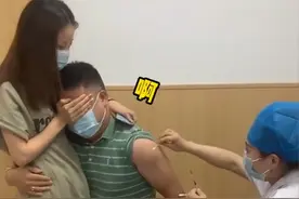 湖南一健壮大哥打疫苗抱着女伴痛哭，护士：这么多年没见过这种人图片