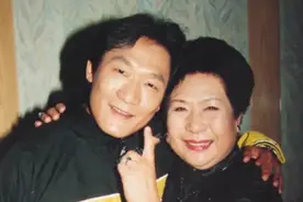 谢东母亲去世！一生荣辱尽系其子，他吸毒、被疑是侯宝林的私生子图片
