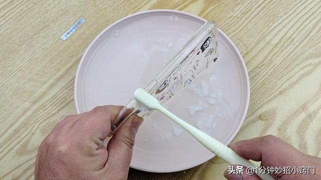 透明手机壳脏了怎么办