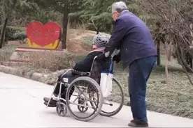 妻子中风瘫痪数年，丈夫几年如一日悉心照料图片