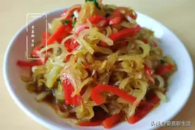 红椒和莴笋真搭，不放肉也很鲜，隔两天拌一盘，老人常吃身体好图片