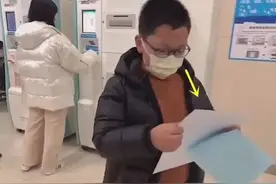 10岁男孩哭求妈妈留下二胎，每逢产检必陪同，检查结果亲自过目图片