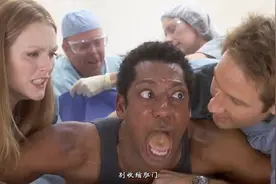 怪异的虫子钻进了黑人小哥的腿里，医生只好用钳子夹出来，笑死了视频封面