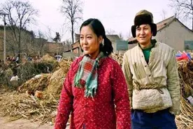 新婚夜妻子不给碰她，持续半年，无意看到她脱下外套，蒙了图片