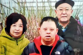 著名特型演员王铁成：智障儿子今年51岁了，他的父爱悲壮催泪图片